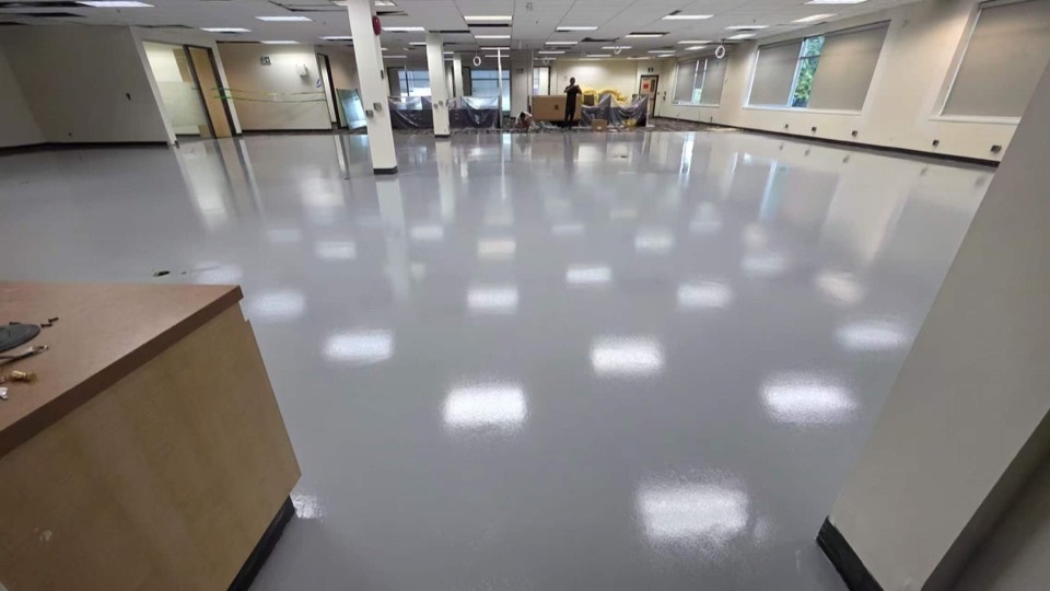 Solid colour high-build resinous floor in an office